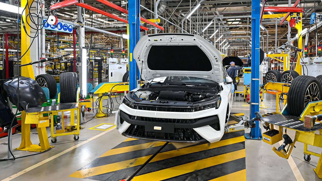 Продажи «Москвичей» обрушились