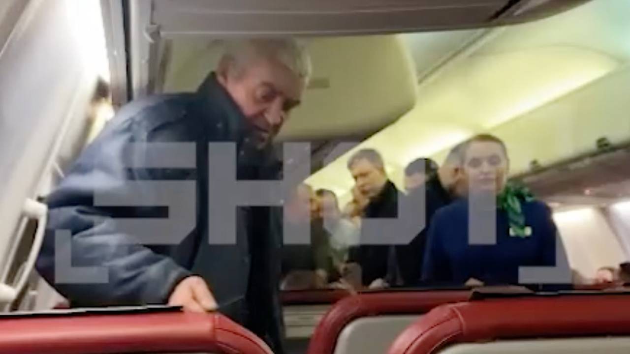 Мужчина набросился с ножом на бортпроводников во время рейса в Сочи и попал на видео