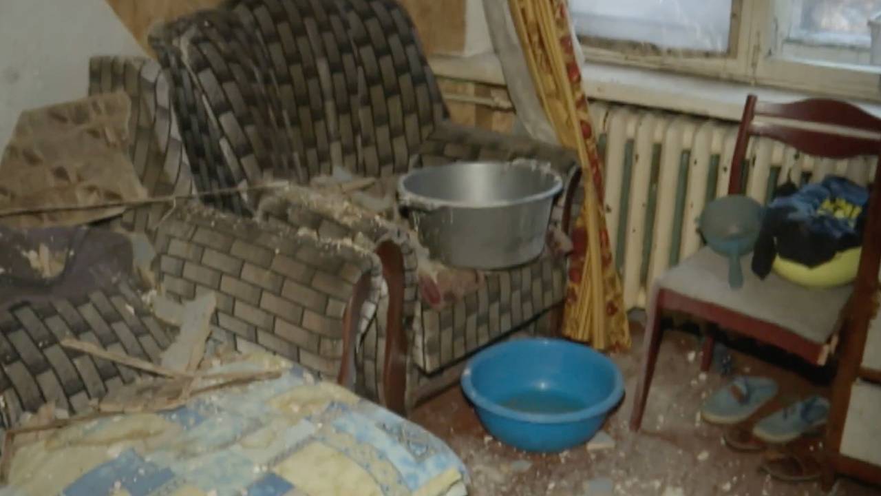 В российском городе из-за протечек на чердаке рухнул потолок в квартире