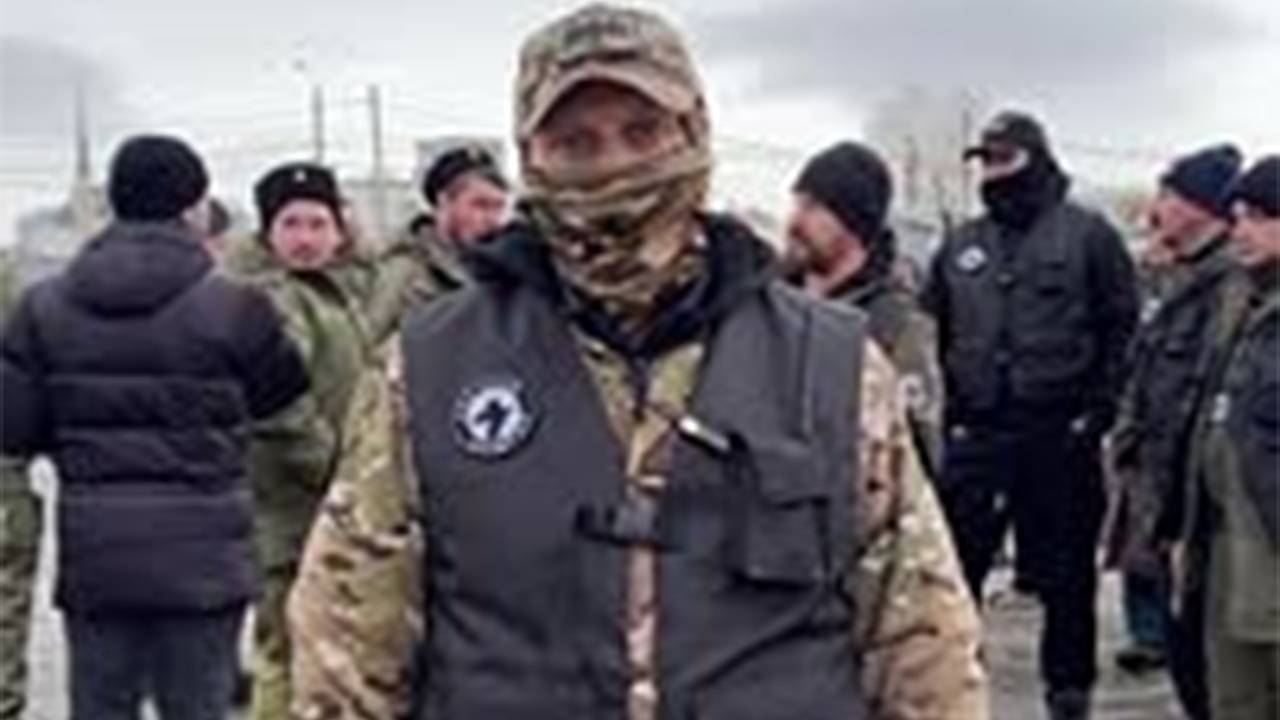 Вагнеровцы в масках при полиции окружили российский рынок с мигрантами и попали на видео