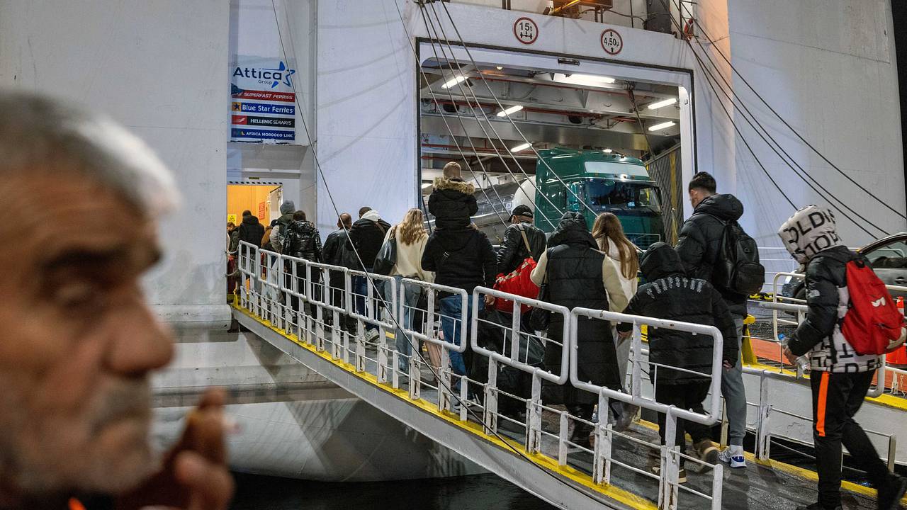 Туристы начали массово бежать с греческого острова из-за землетрясений