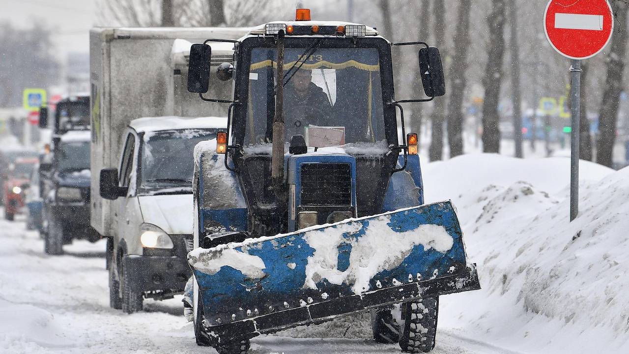 Коммунальщики засыпали детские площадки снегом в российском городе