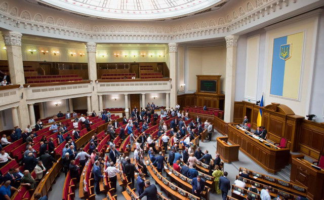 На сессию в Верховной раде пришло рекордно низкое число депутатов