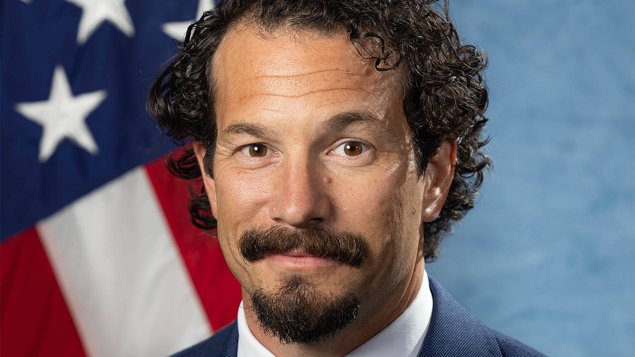 Случайно назначенный глава ФБР стал символом борьбы с политикой Трампа благодаря мемам