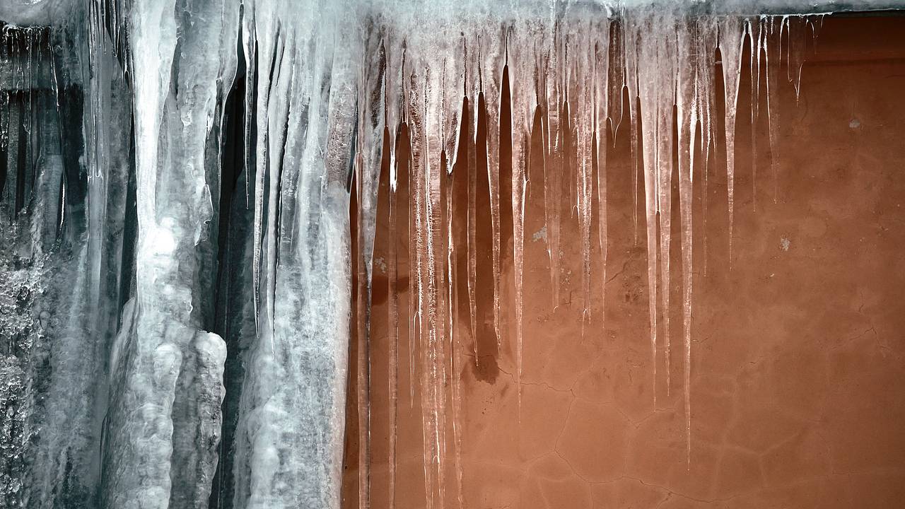 Молодая пара чудом осталась жива из-за падения ледяной глыбы и козырька подъезда