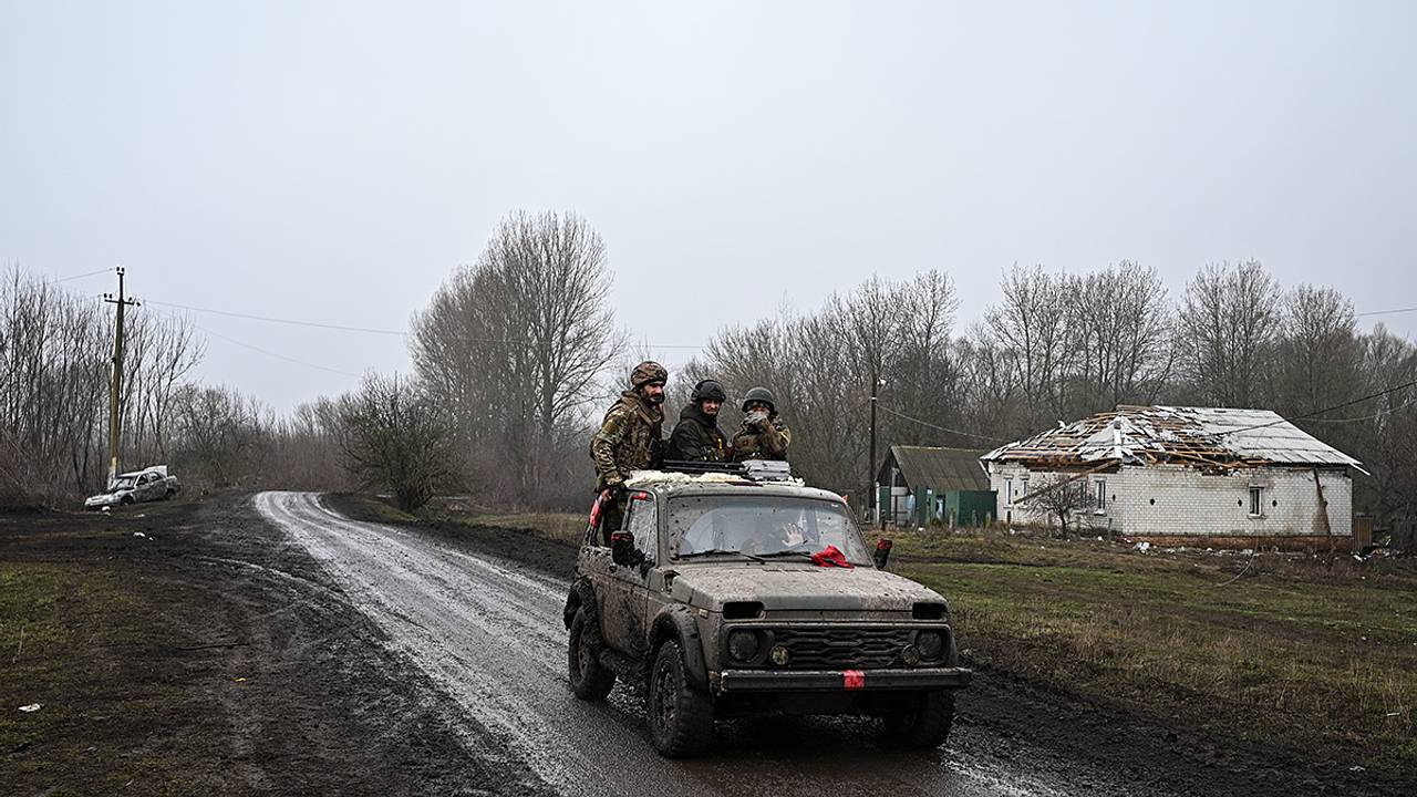 Российские солдаты пробились к раненым бойцам по заминированной дороге в Курской области