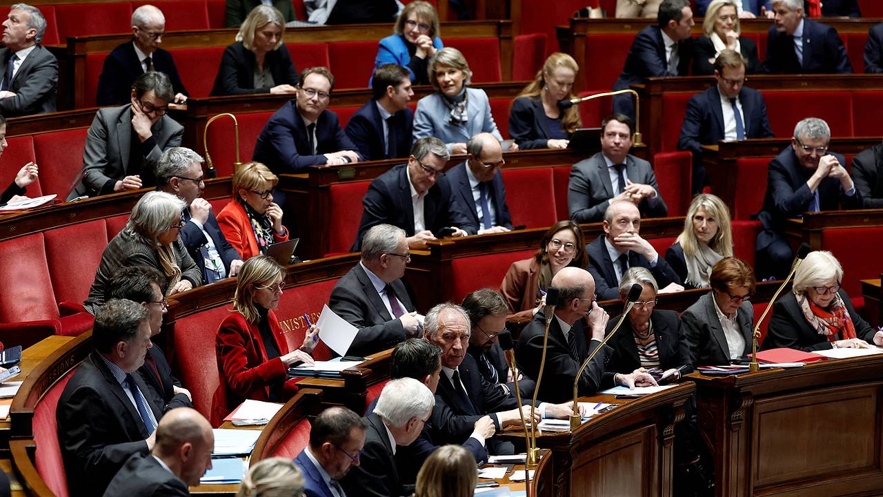 Во Франции отклонили предложенную оппозицией резолюцию о вотуме недоверия правительству