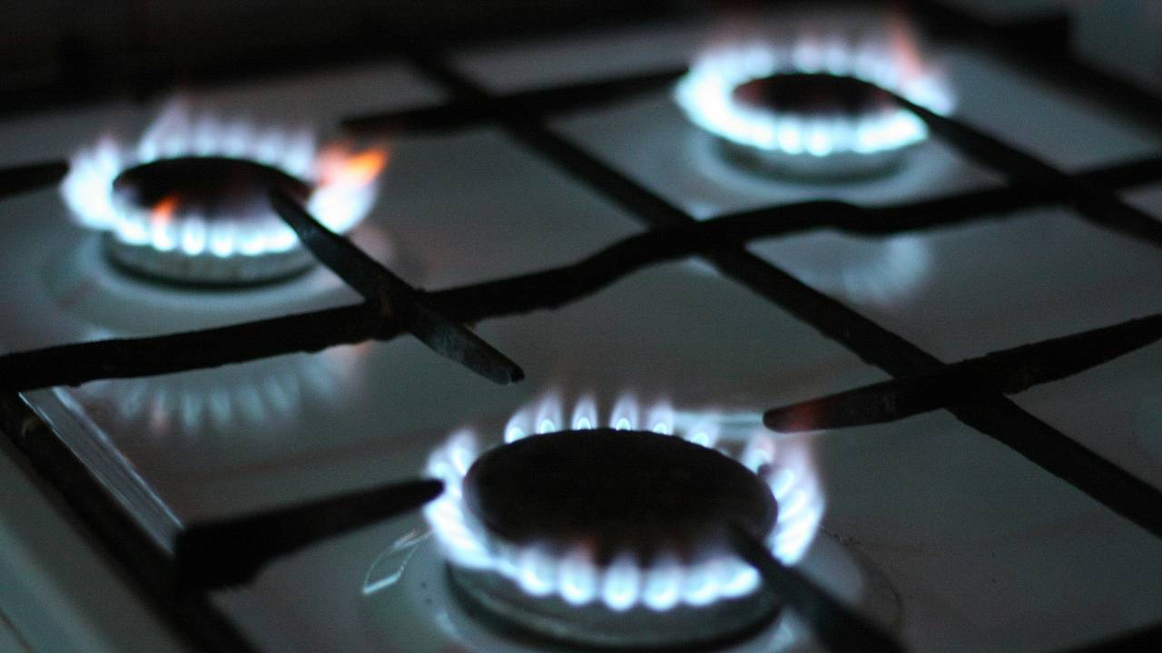 Россиянин пригрозил пистолетом и запер на кухне отключивших ему плиту газовщиков