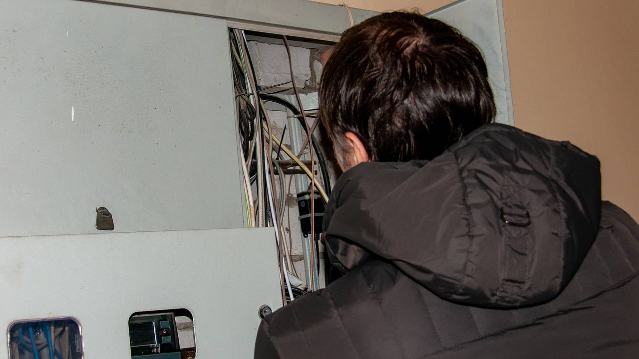 В российском городе дом с протекающей крышей оставили без света на неделю