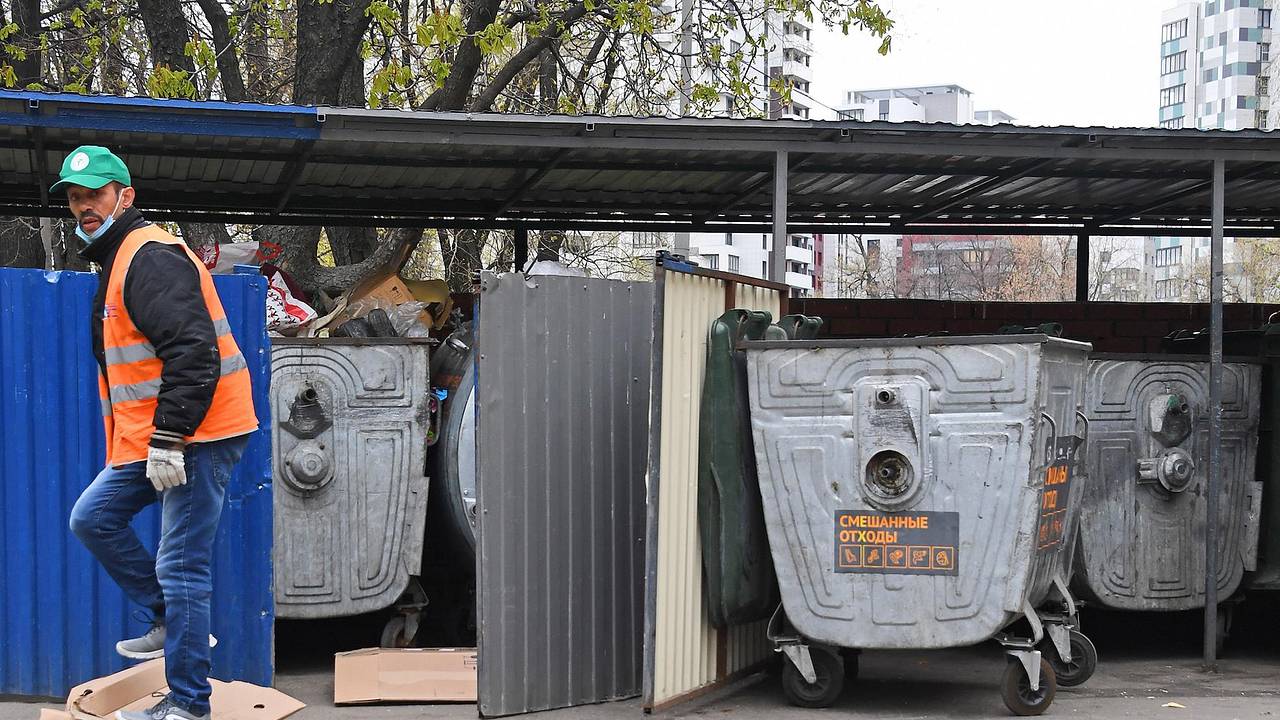 Россиянам назвали запрещенный для выбрасывания в контейнеры мусор