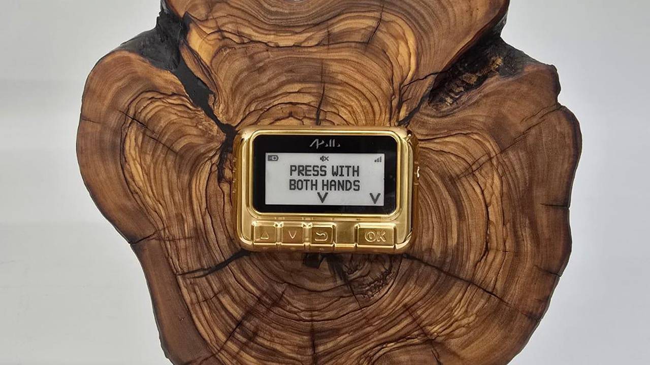 Офис Нетаньяху показал подаренный Трампу золотой пейджер