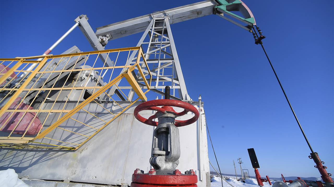 Стоимость российской нефти упала ниже ценового потолка