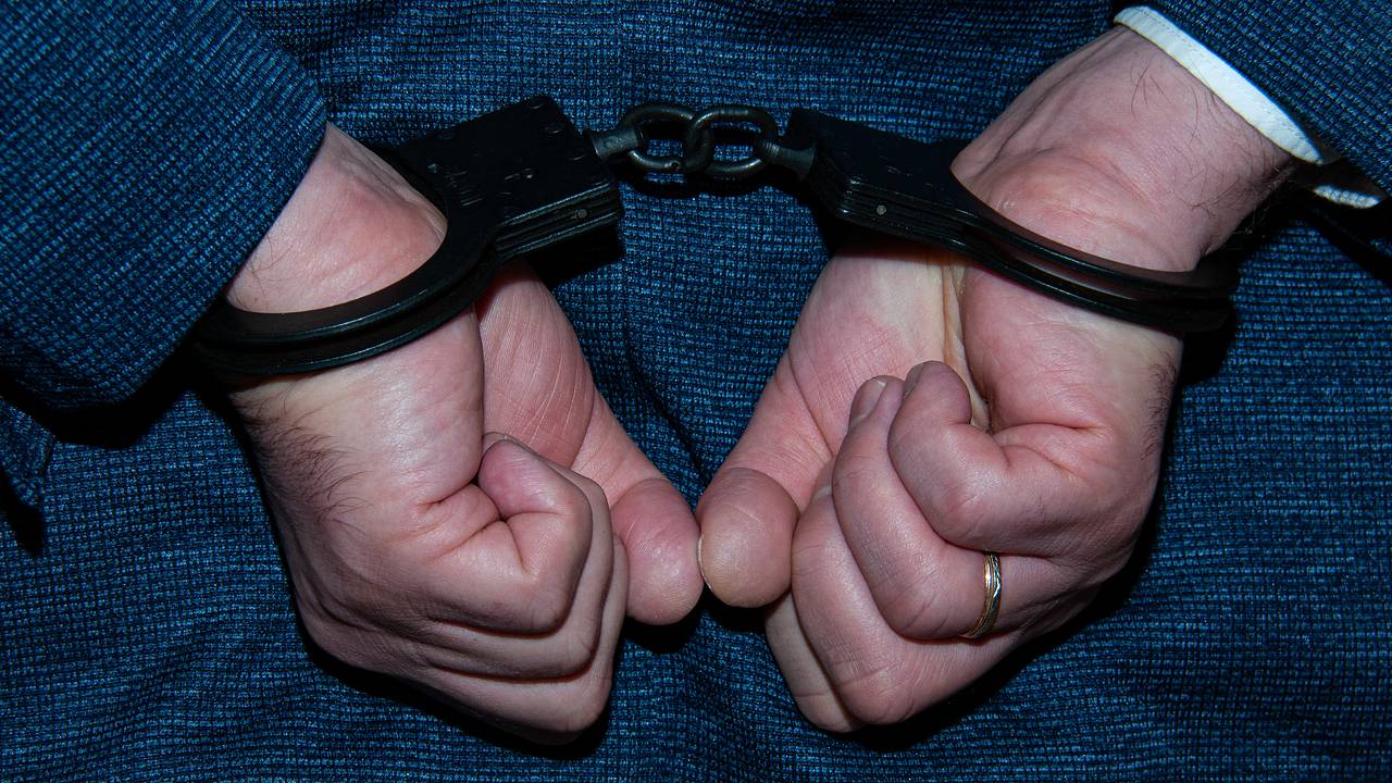 Замуровавшего квартиру депутата заподозрили в махинациях с миграцией