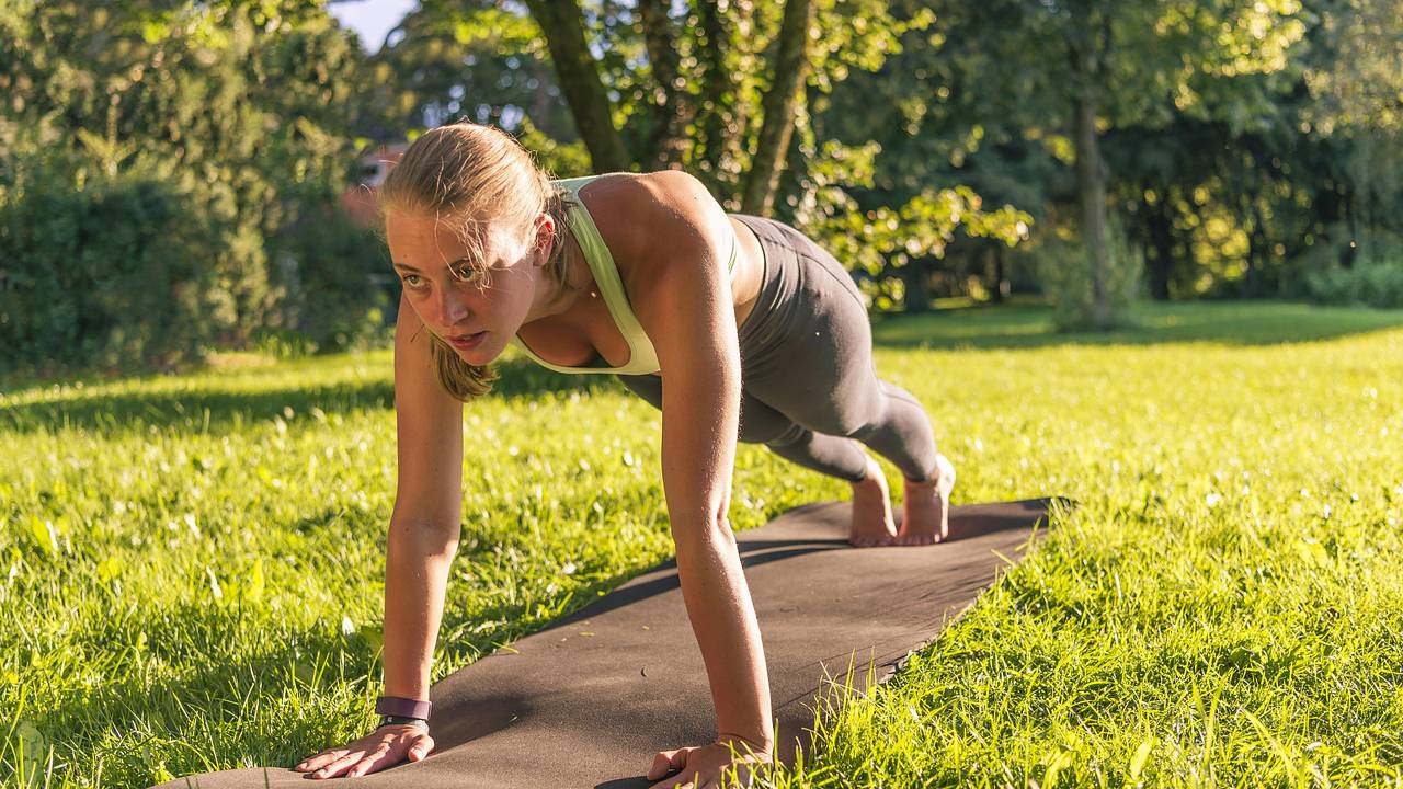 Тренер раскрыл количество сжигаемых при отжиманиях калорий