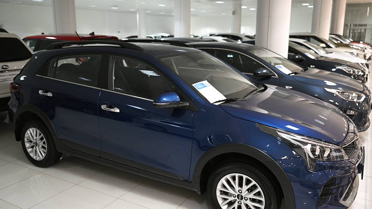 Обрушение импорта автомобилей в Россию объяснили