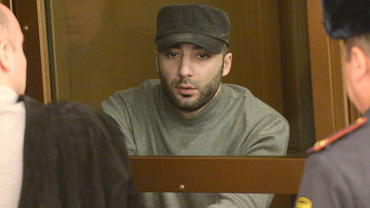 Осужденный за теракт в Домодедово потребовал компенсацию за плохие условия в колонии. Он жаловался на пыль и отсутствие солнца