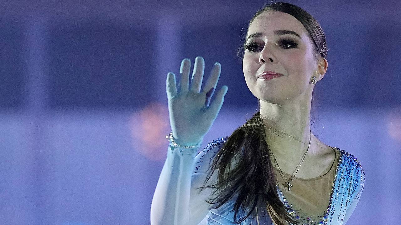 Российской фигуристке разбили лобовое стекло автомобиля