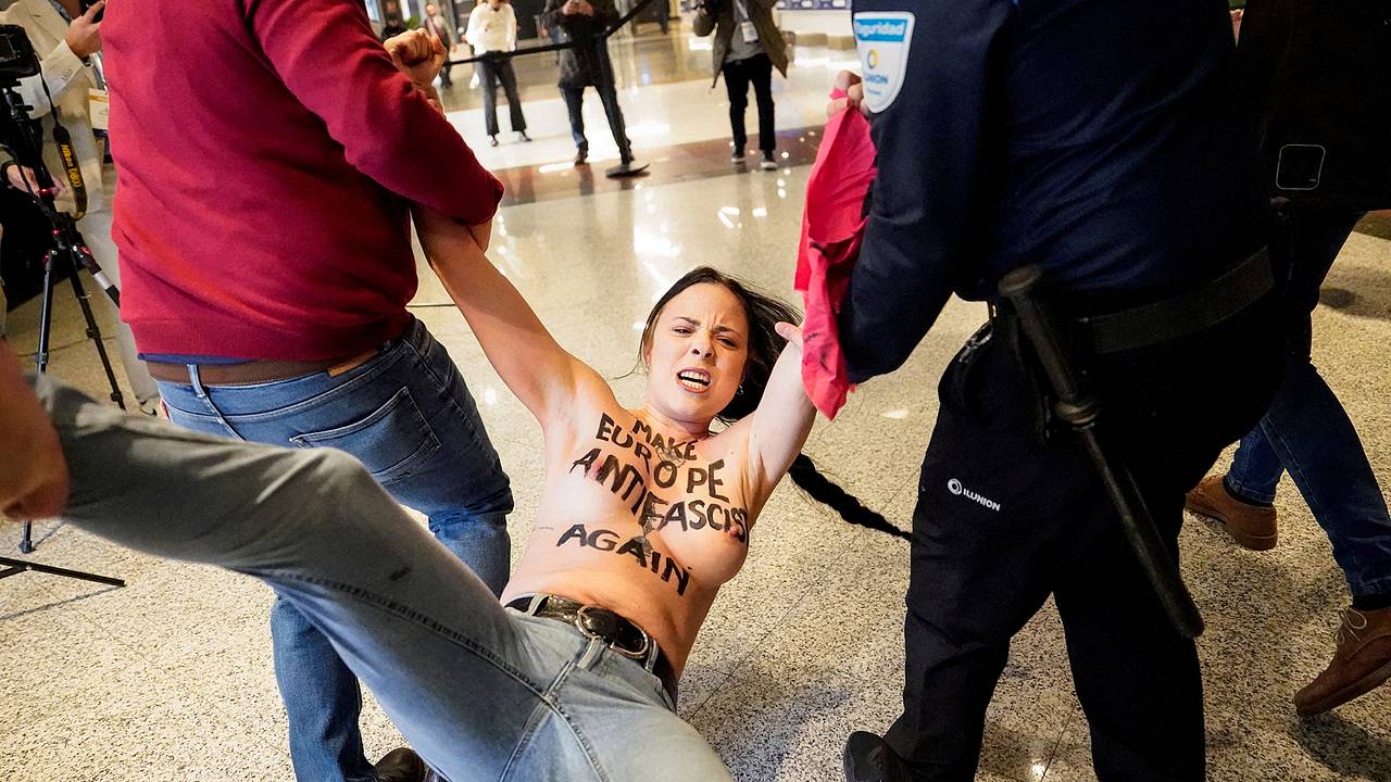Полуголая девушка прервала митинг с участием Орбана и Ле Пен