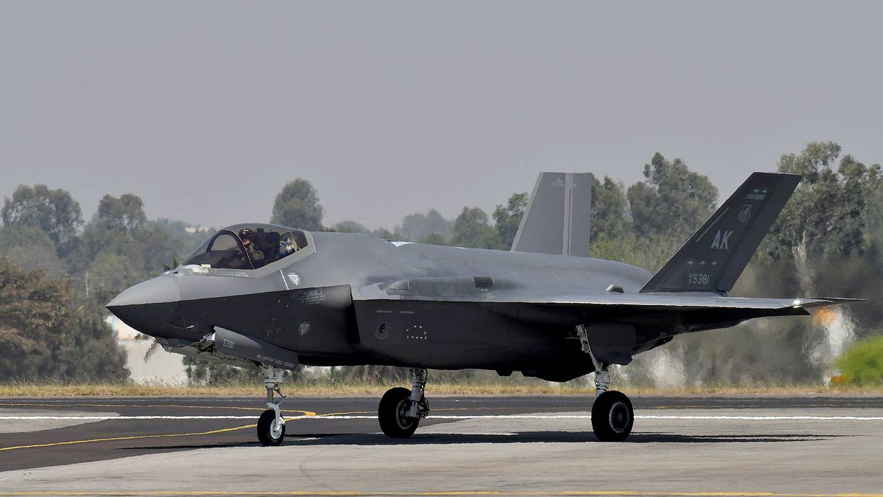 Су-57 и F-35 оказались в нескольких десятках метров друг от друга