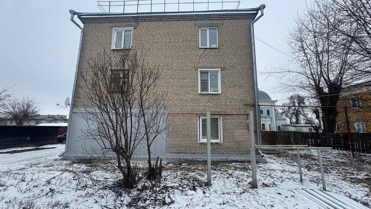 В российском городе двое маленьких детей выпали из окна