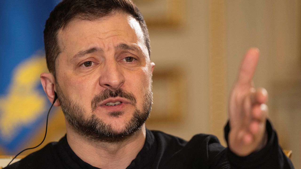 Зеленский продемонстрировал главе военного комитета НАТО дальнобойное оружие Украины
