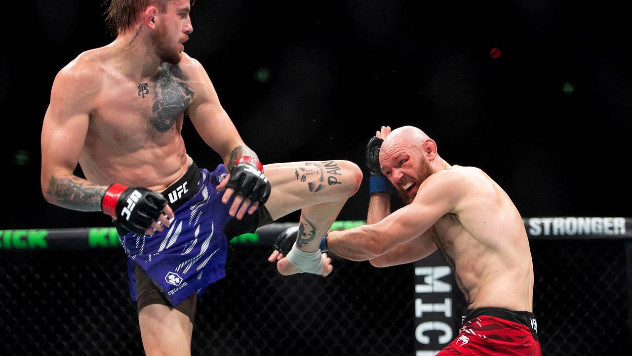 Россиянин проиграл австралийцу на турнире UFC