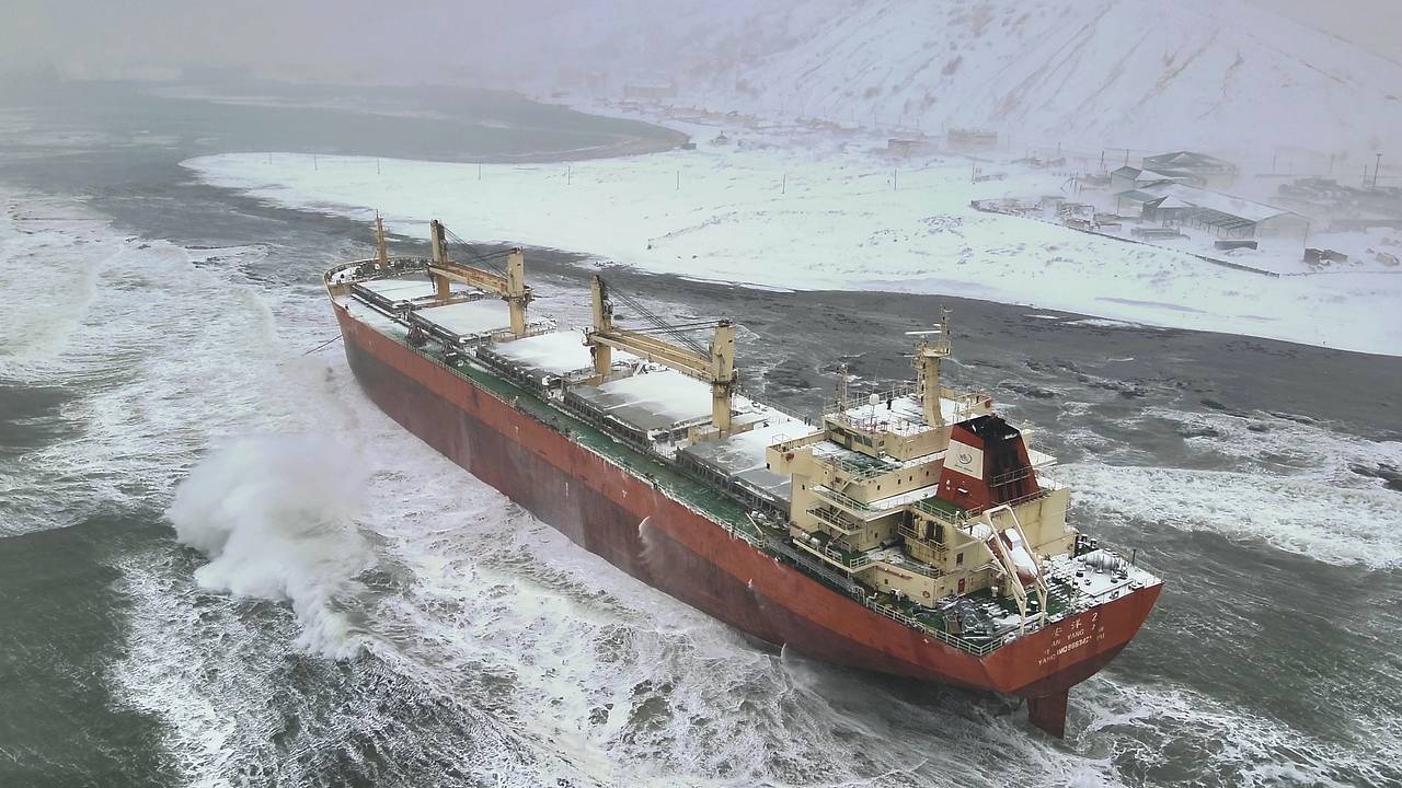 Российские следователи начали проверку из-за севшего на мель китайского сухогруза