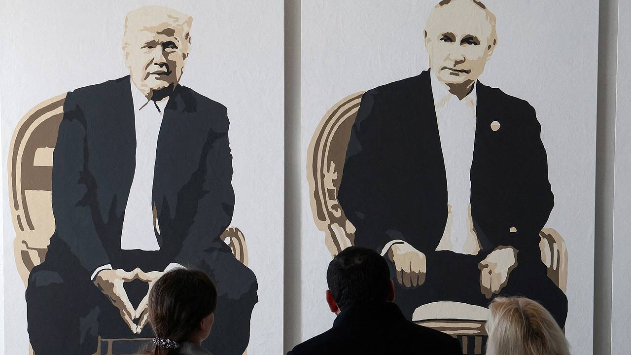 Советник Трампа отказался комментировать его заявление о диалоге с Путиным