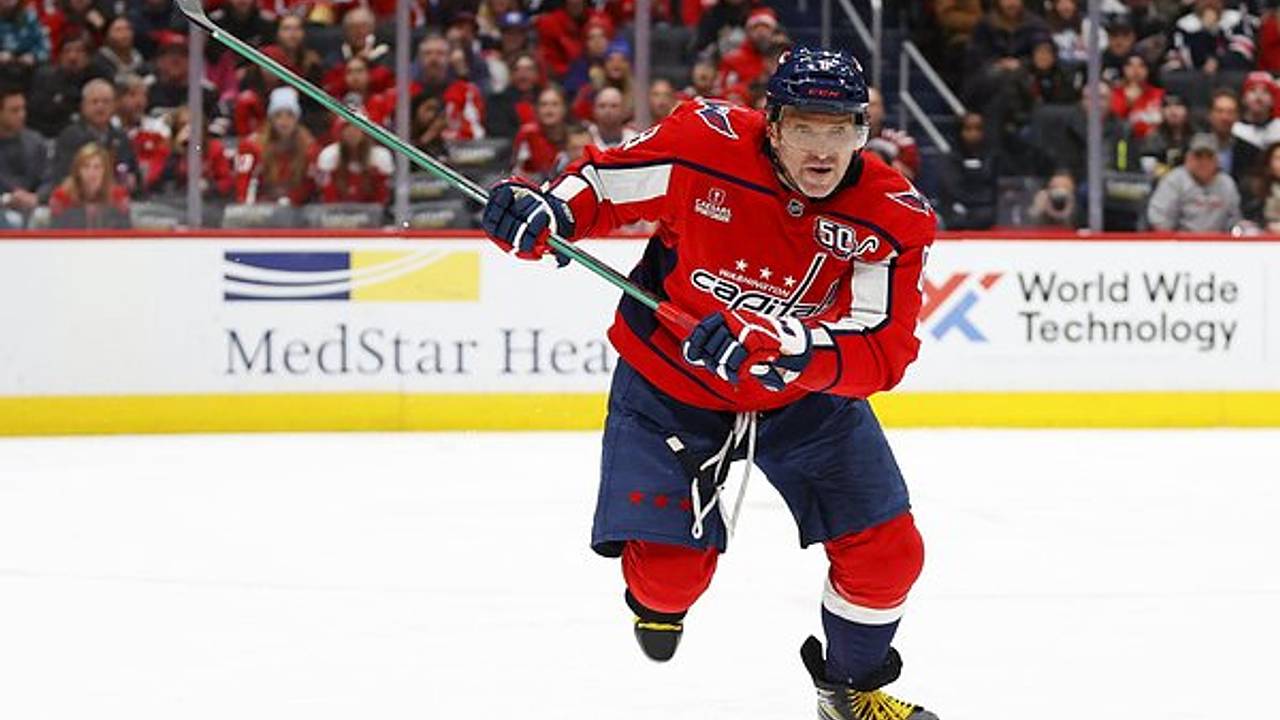 Овечкин одним броском шайбы отправил в нокдаун вратаря соперника