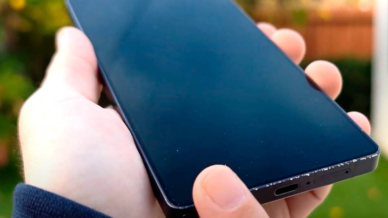 Прочность самого дорогого смартфона Samsung оценили
