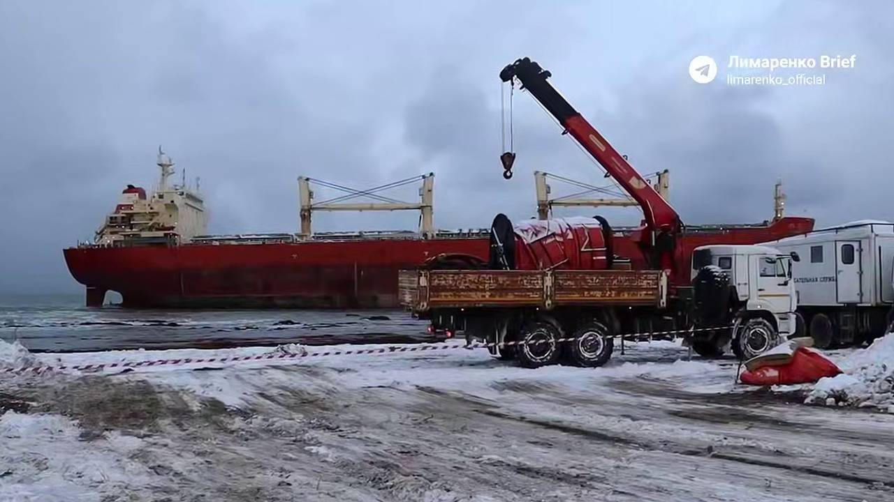 Возле севшего на мель китайского судна на Сахалине установят боновые заграждения