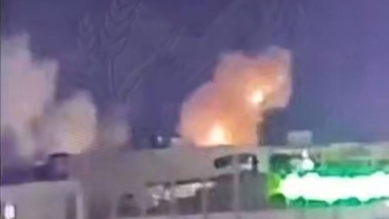 Момент падения обломков беспилотника на жилой дом в Краснодаре попал на видео