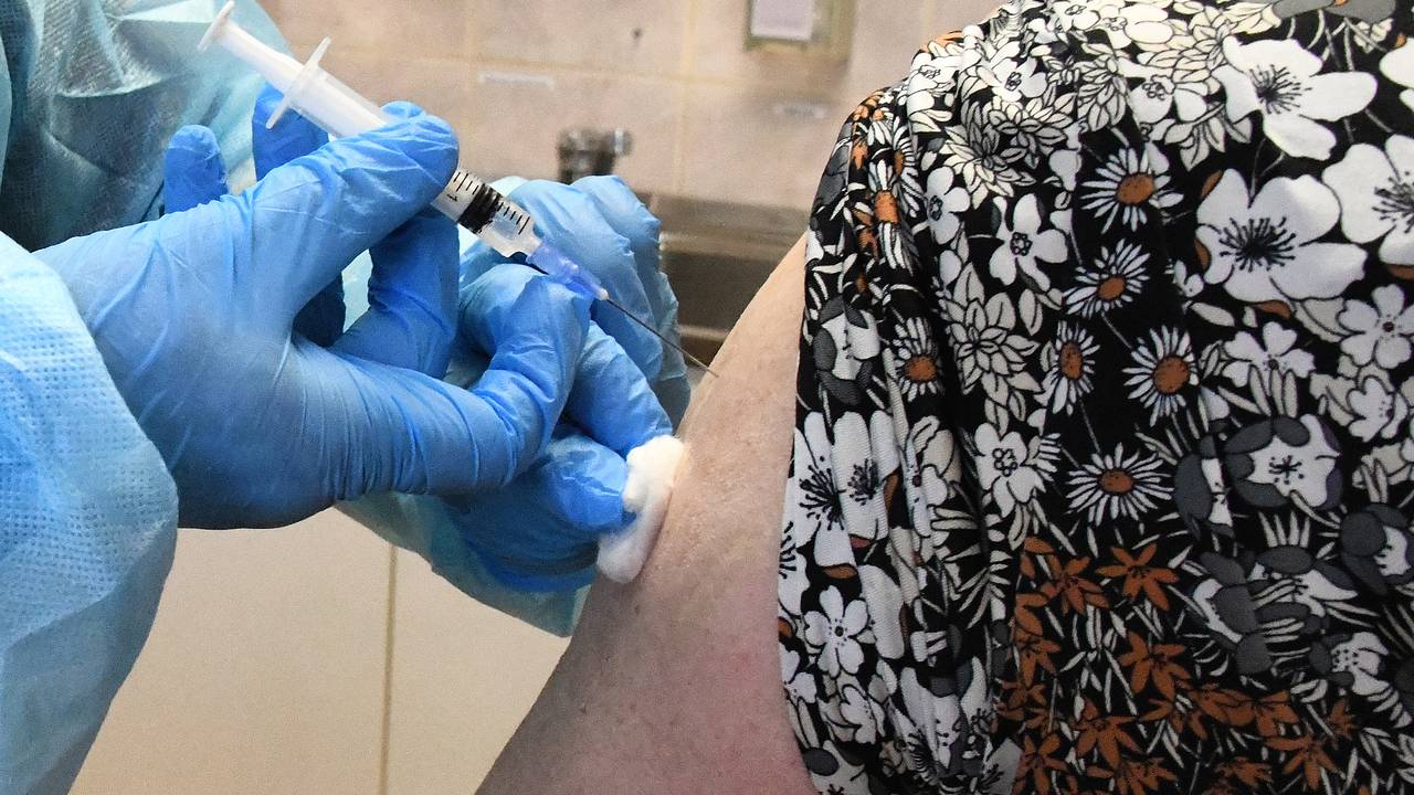 Отстранение от работы за отказ прививаться от коронавируса признали законным