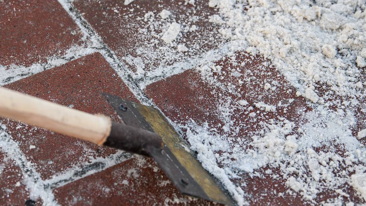 Жителям российского города пришлось самим собирать деньги на расчистку улиц от снега