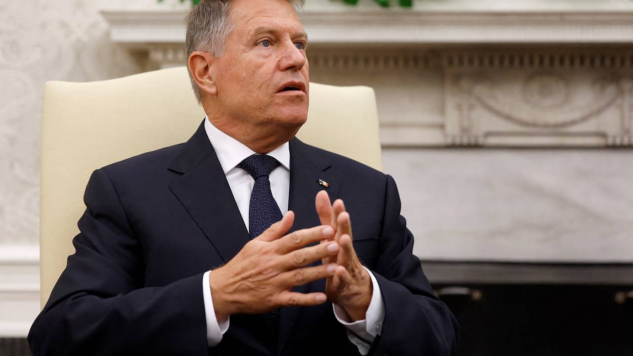 Президент Румынии назвал дату своей отставки