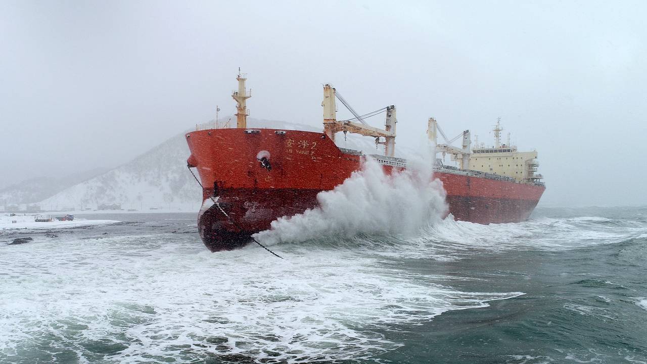 Севшее на мель у Сахалина китайское судно задумали распилить