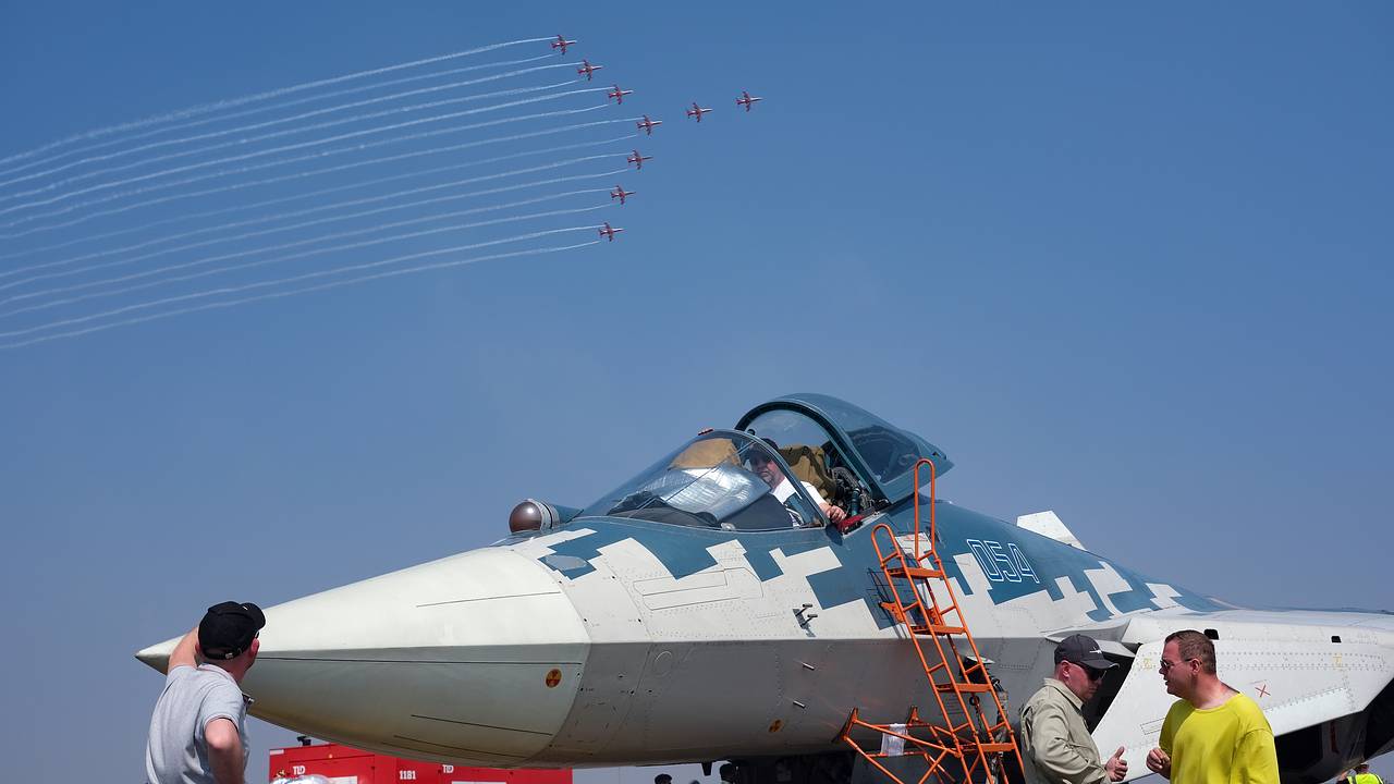 Полет Су-57 назвали главной сенсацией выставки Aero India