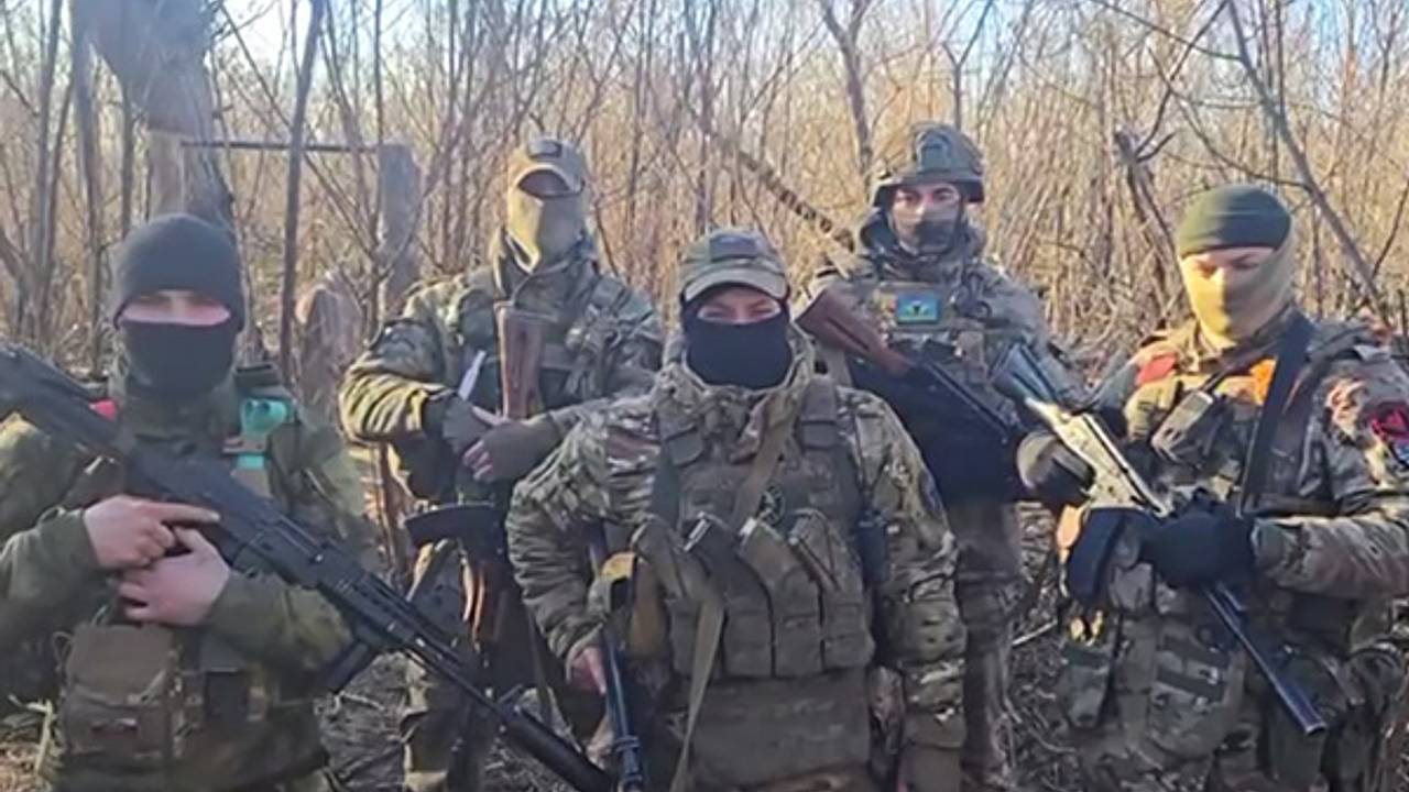 «Ау, чиновники». Российские бойцы с оружием в руках призвали запретить аборты