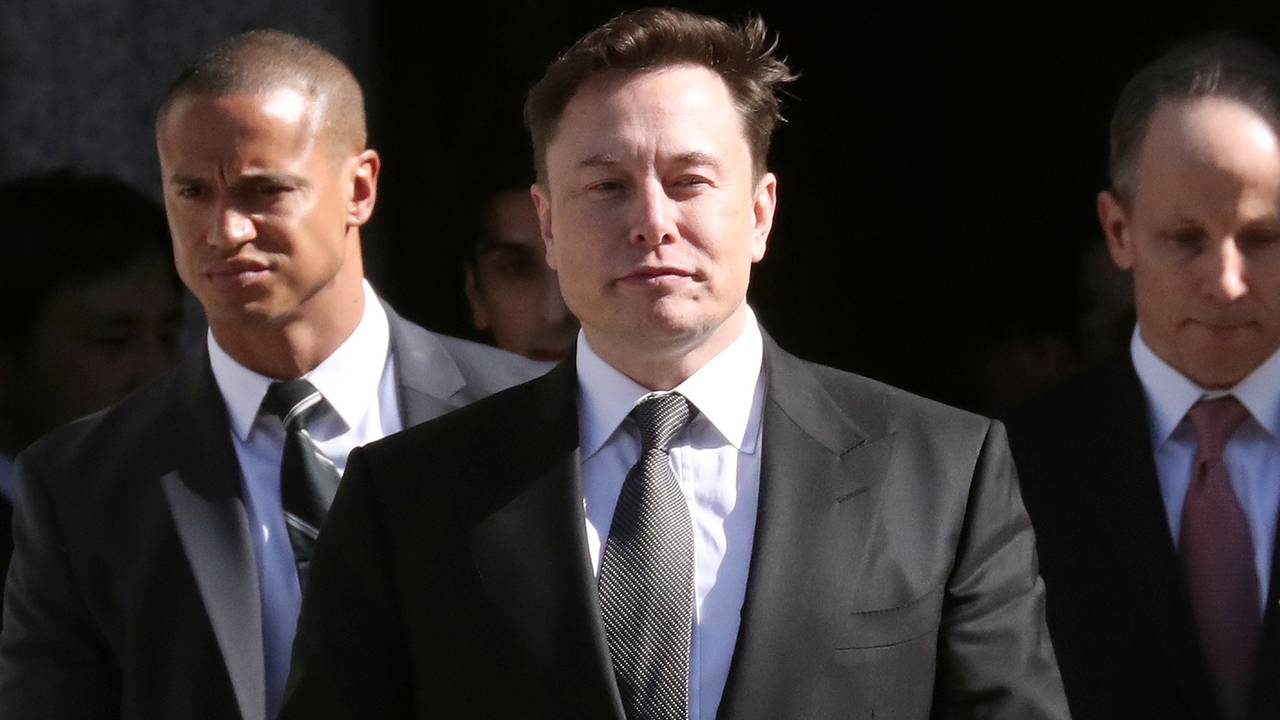 Маск возмутился размещению нелегалов в роскошных отелях за госсчет