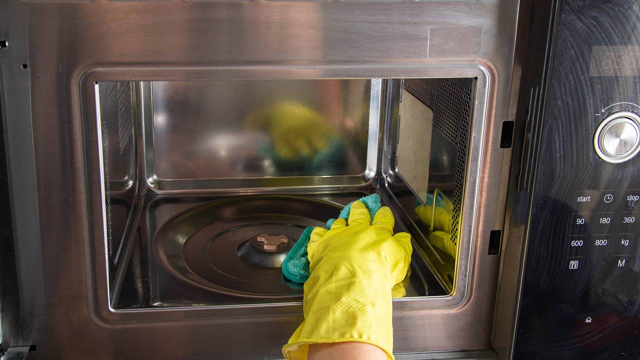 Назван быстрый способ очистить микроволновку от жира