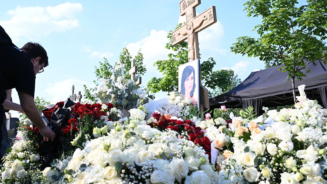Стало известно об экскурсиях на могилу Заворотнюк