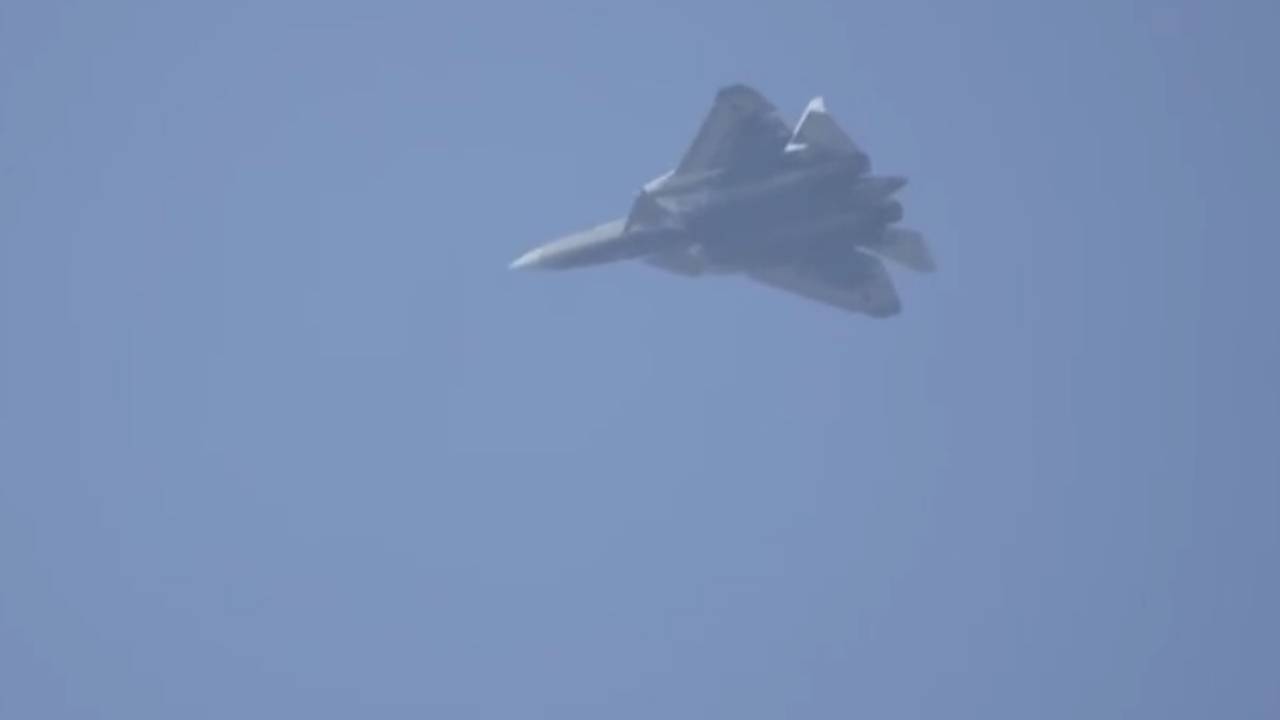 Полет Су-57 на выставке Aero India сняли на видео