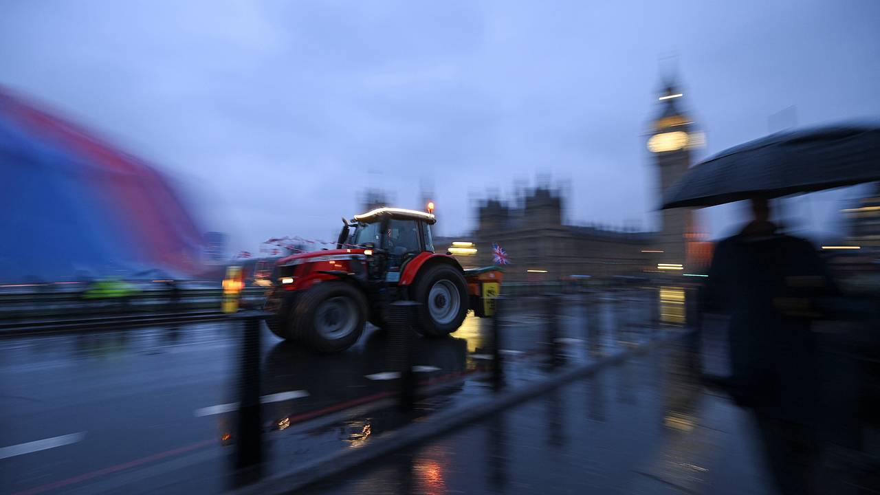 Британские фермеры устроили протест на тракторах и танках