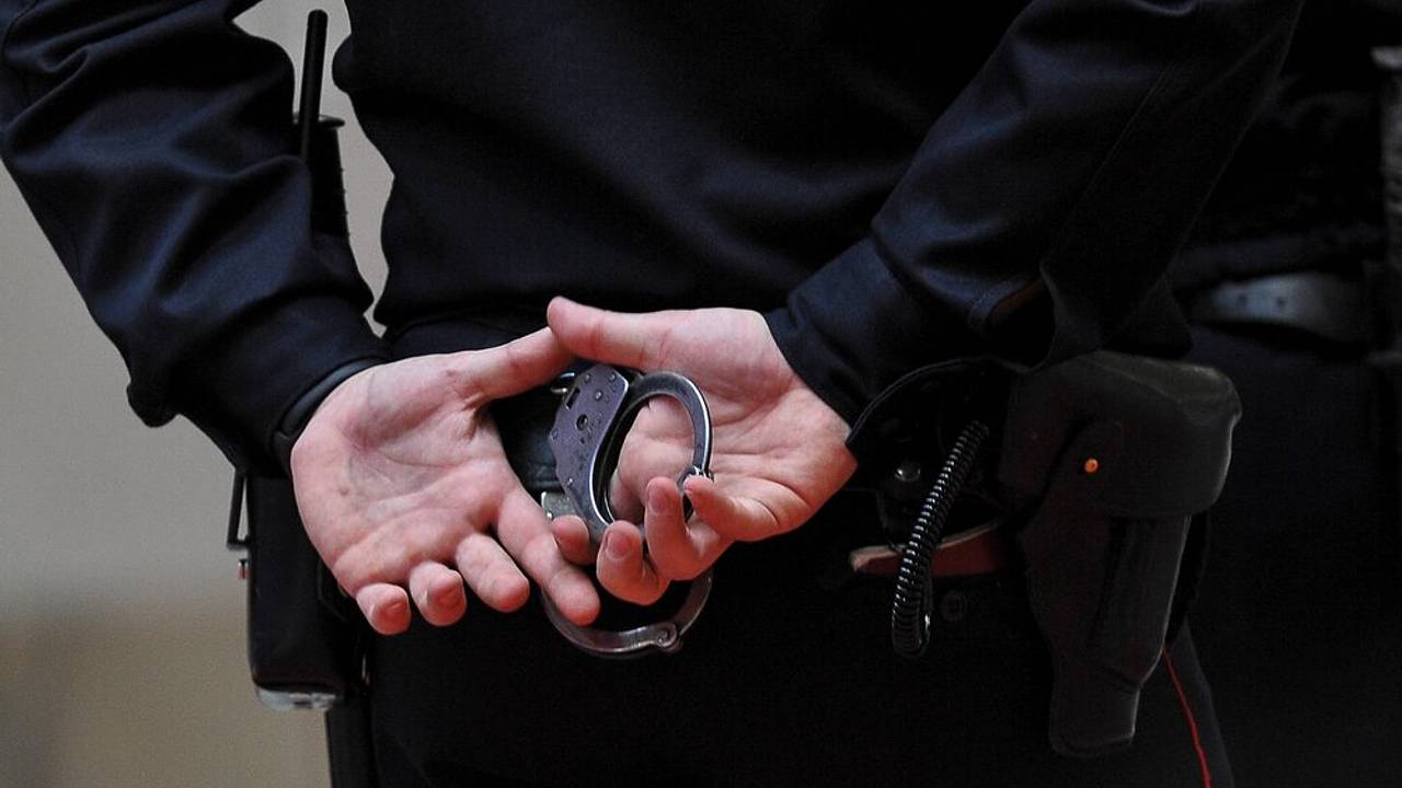 Полицейские задержали телефонных мошенников, обманувших россиянку на 421 миллион рублей