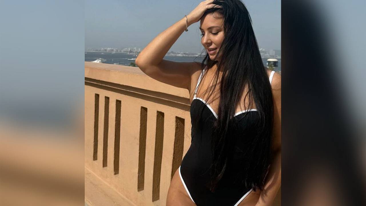 Жена Галустяна показала фигуру в купальнике