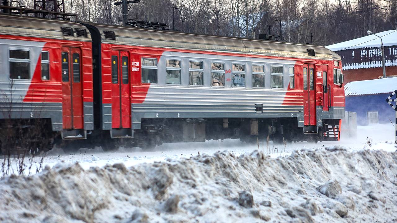 В российском регионе задержали пригородные поезда
