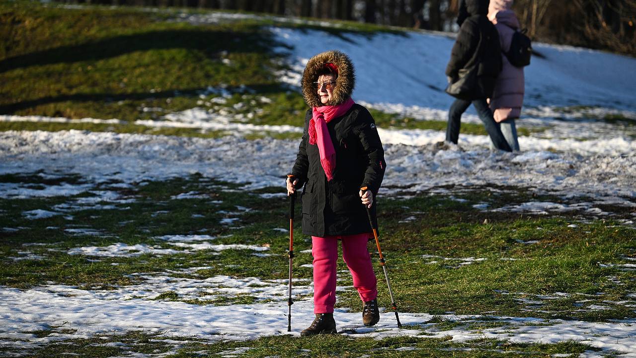 Москву покрыло символическим слоем снега