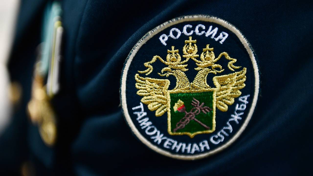 Иностранка тайком провезла в багаже сотни сувениров из отеля Турции и попалась в России