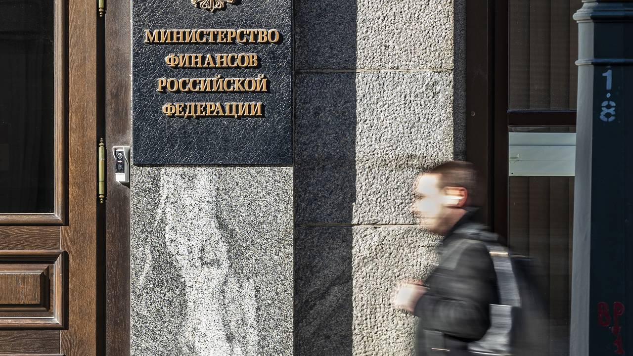 В России за месяц перевыполнили план по дефициту бюджета на год