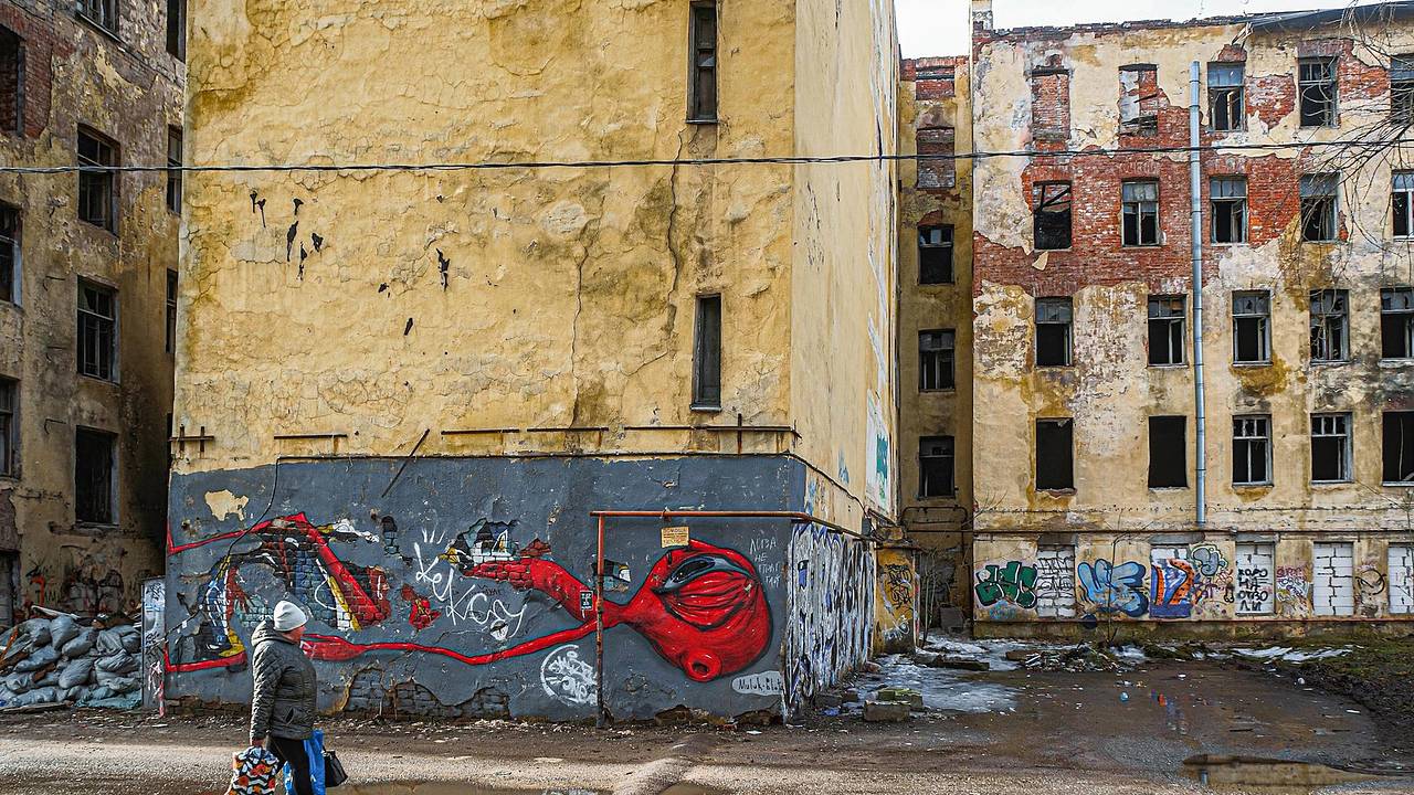 Россиянка рассказала о жизни в готовом рухнуть в любой момент доме